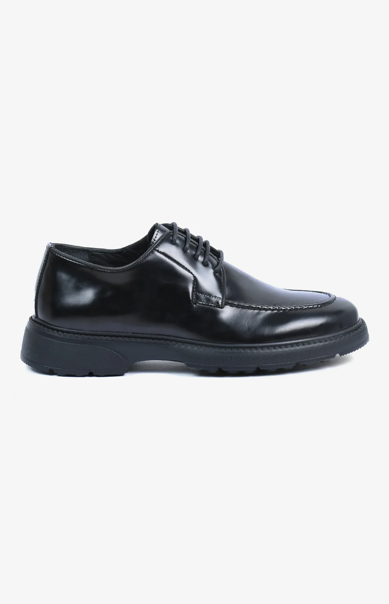 Chaussure Heritage NChaussure Heritage Noir Brillant vue latérale - Design robuste avec semelle épaisse crantée - Mocassin derby noir élégantoir Brillant vue laterale - design robust avec semelle epaisse
