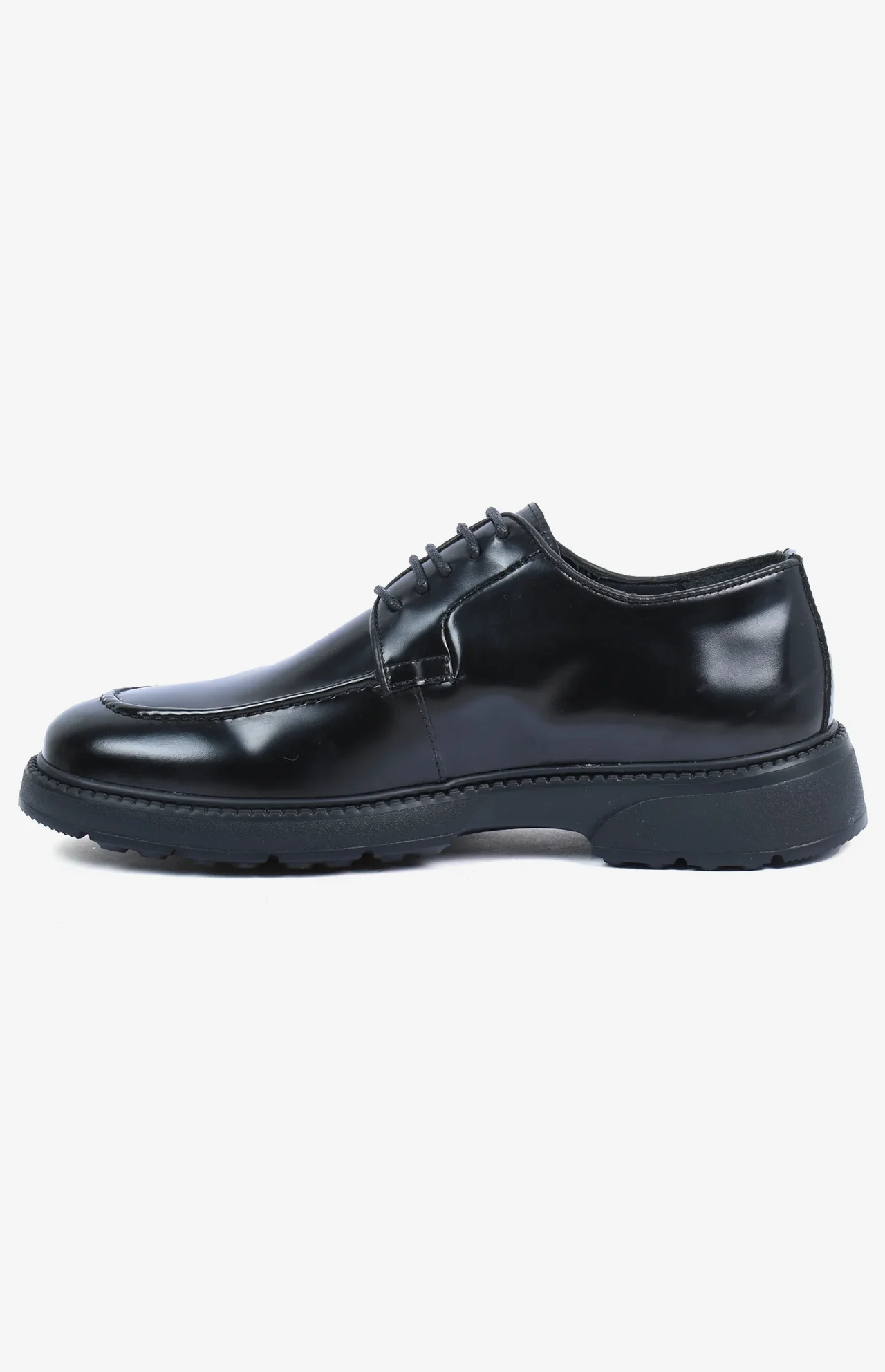 Chaussure Heritage NChaussure Heritage Noir Brillant vue de côté - Lacage élégant et confortable - Mocassin derby noir avec semelle épaisse crantéeoir Brillant vue de cote - lacage elegant et confortable