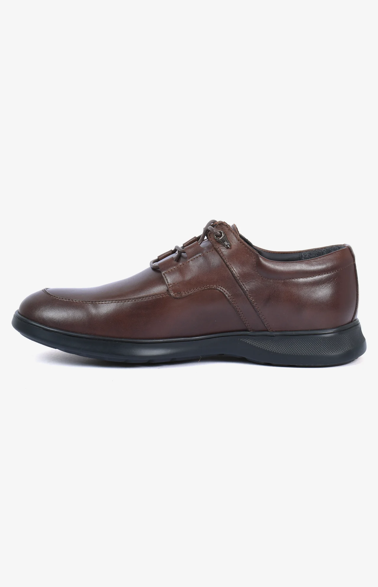Chaussures homme en cuir véritable, confortables et légères. Design élégant, semelle flexible et disponible en marron ou noir. Parfaites pour le travail et le quotidien.