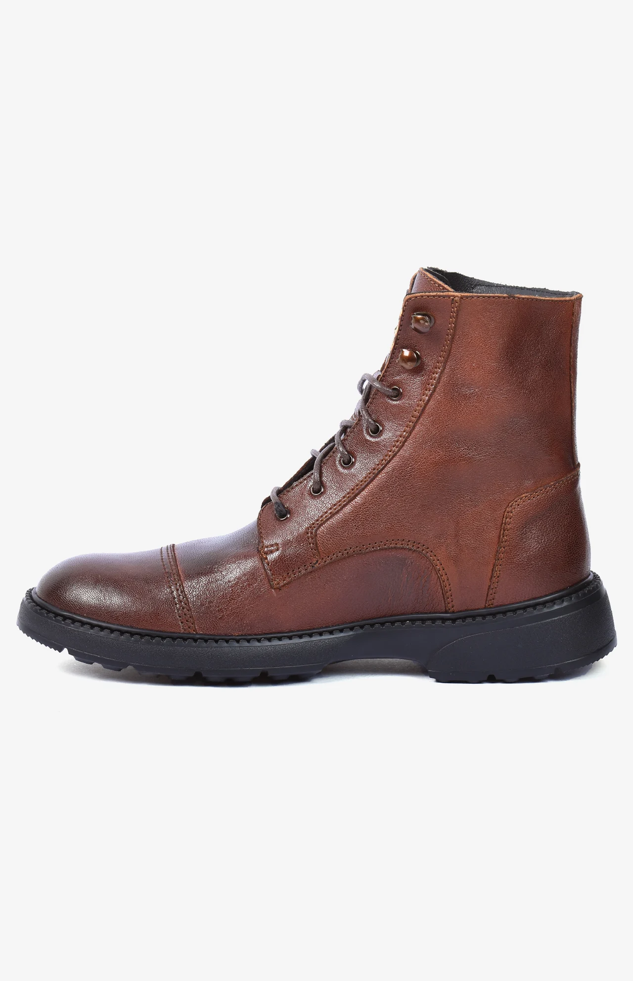 Chaussure Nomad mChaussure Nomad marron botte style premium - Design robuste avec couture visible - Botte italienne marron avec semelle épaisse crantéearron botte style premium - design robust avec couture detail