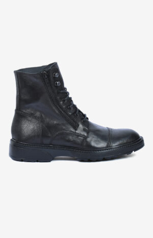 Chaussure Nomad noChaussure Nomad noir botte vue de profil - Design élégant avec lacets - Botte robuste noire avec zip latéral et semelle crantéeir botte vue de profil - design elegant avec lacets