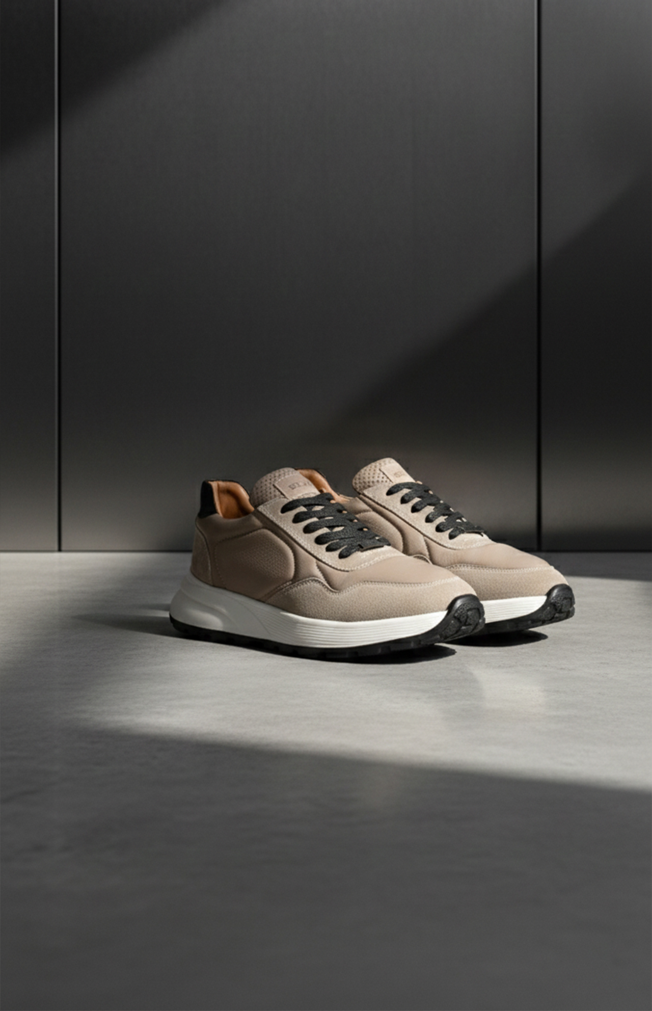 Sneaker AERO beige pour homme en cuir et daim avec semelle blanche