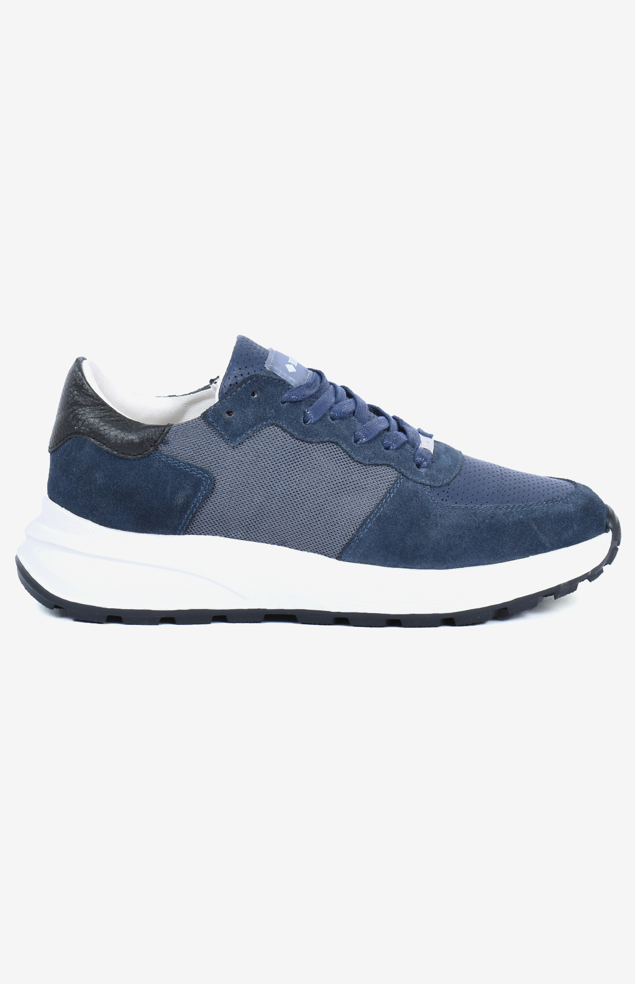 Sneaker ALTO bleu mSneaker ALTO bleu marine homme - Mélange daim mesh et cuir perforé - Basket sportive design moderne avec semelle blanchearine homme en mélange daim mesh et cuir perforé