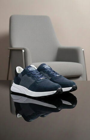 Basket basse profil modèle ALTO bleu nuit avec semelle blanche épaisse running