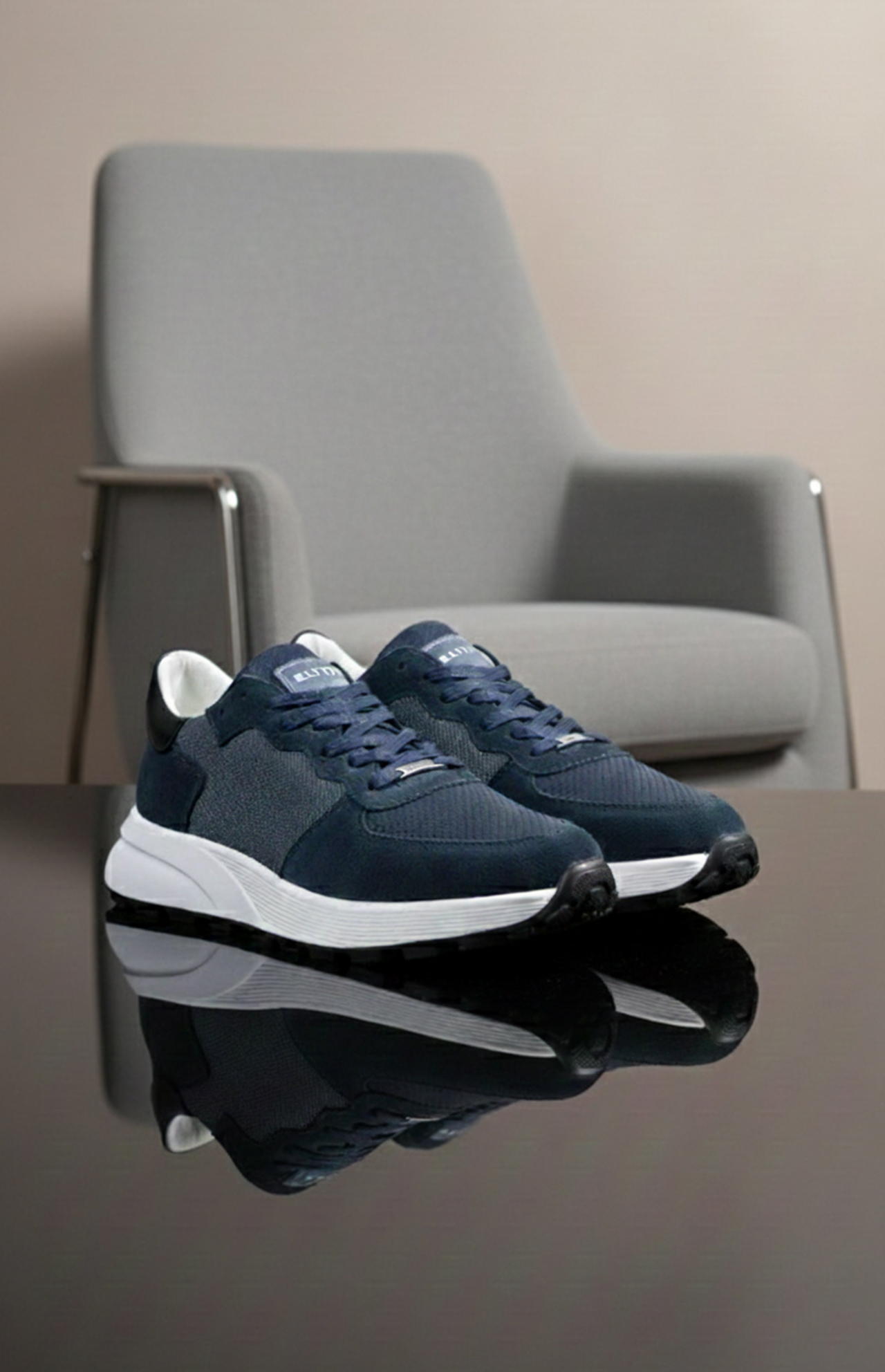 Basket basse profil modèle ALTO bleu nuit avec semelle blanche épaisse running