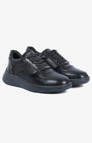 Baskets noires en cuir avec lacets et semelle en caoutchouc, présentées sur fond blanc.