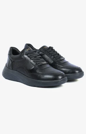 Baskets noires en cuir avec lacets et semelle en caoutchouc, présentées sur fond blanc.