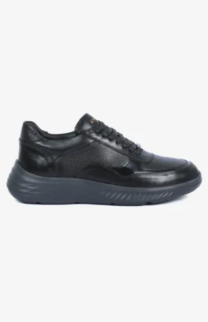 Baskets noires en cuir avec semelle en caoutchouc, lacets et design moderne.