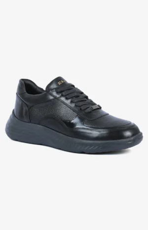 Baskets noires en cuir avec semelle en caoutchouc et lacets, conçues pour le confort et le style.
