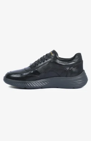 Baskets noires en cuir avec semelle en caoutchouc, lacets et design moderne pour homme.