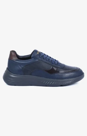 Basket de ville hommBasket AXIS bleu marine vue latérale - Sneakers cuir premium avec détails marron - Design italien moderne et confortablee cuir bleu marine et marron AXIS design italien