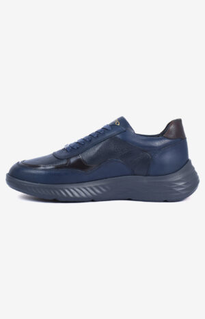 Basket de ville hommBasket AXIS bleu vue semelle - Sneakers cuir avec semelle crantée confort - Design italien moderne avec détails marrone cuir bleu marine et marron AXIS design italien