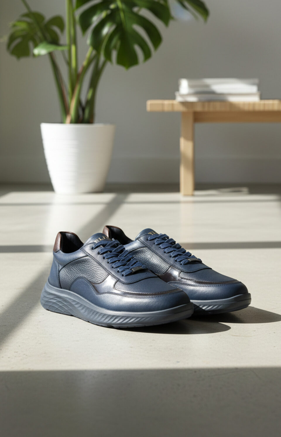 Basket de ville hommBaskets AXIS bleu en ambiance naturelle - Sneakers cuir premium design italien - Style moderne élégant avec plante décoe cuir bleu marine et marron AXIS design italien