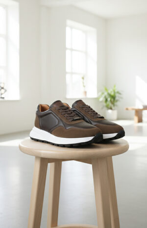 Basket basse modèle AERO vue de profil texture bi-matière cuir et suède