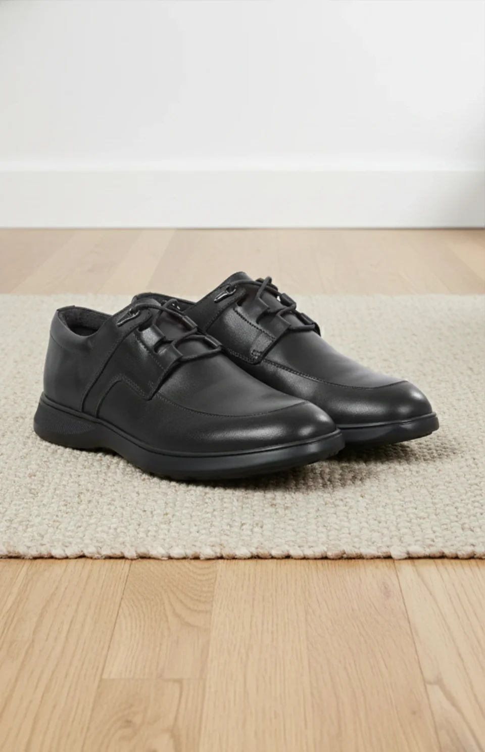 Chaussures homme en cuir véritable, confortables et légères. Design élégant, semelle flexible et disponible en marron ou noir. Parfaites pour le travail et le quotidien.
