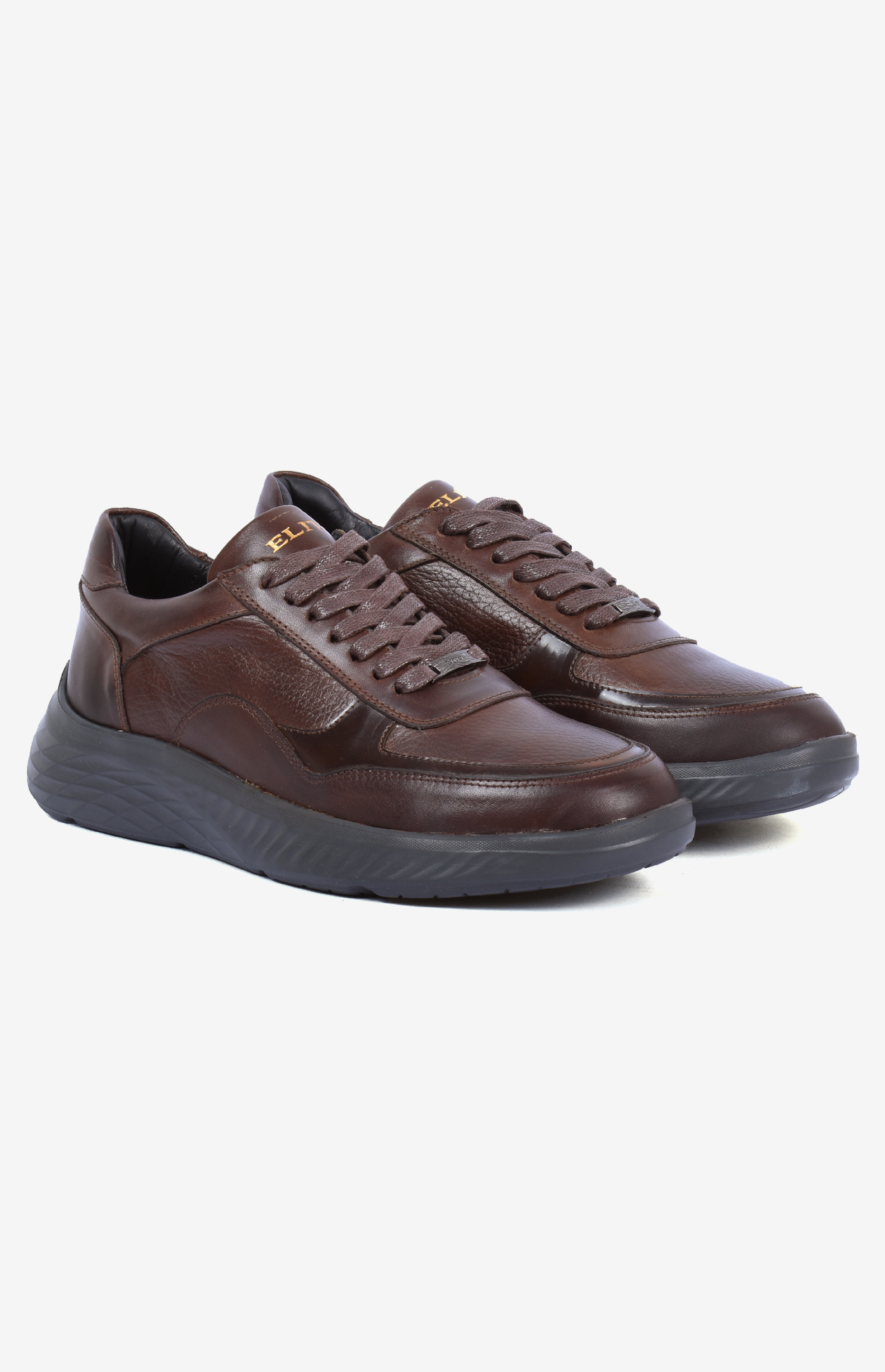 Sneakers homme cuirPaire de sneakers AXIS marron - Baskets cuir italien premium design moderne - Semelle épaisse confort et style élégant modèle AXIS. semelle épaisse sport chic