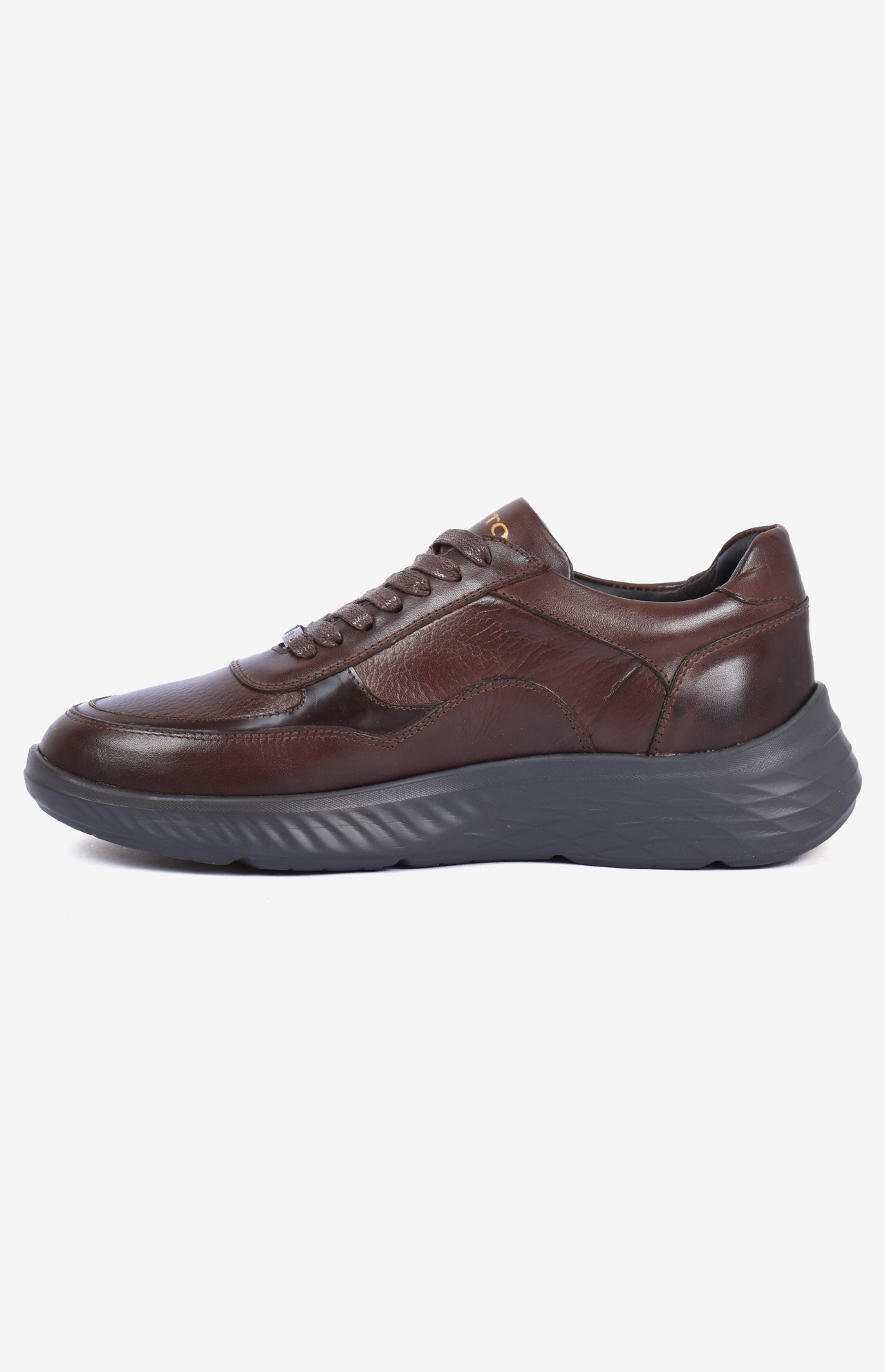 Sneakers homme cuirSneakers AXIS marron vue semelle - Basket cuir avec semelle épaisse crantée confort - Design italien moderne et élégant modèle AXIS. semelle épaisse sport chic